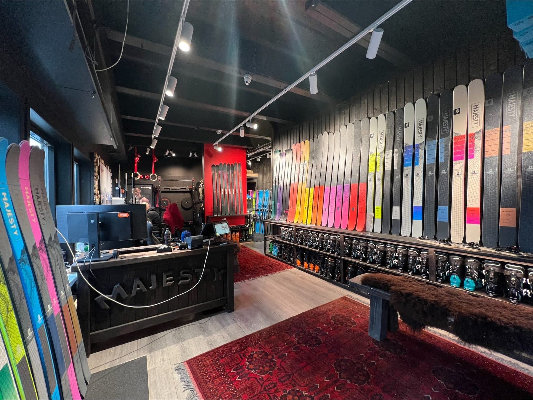 Majesty-butikken i Oslo — vegg av ski og støvler i showrommet på Bryn