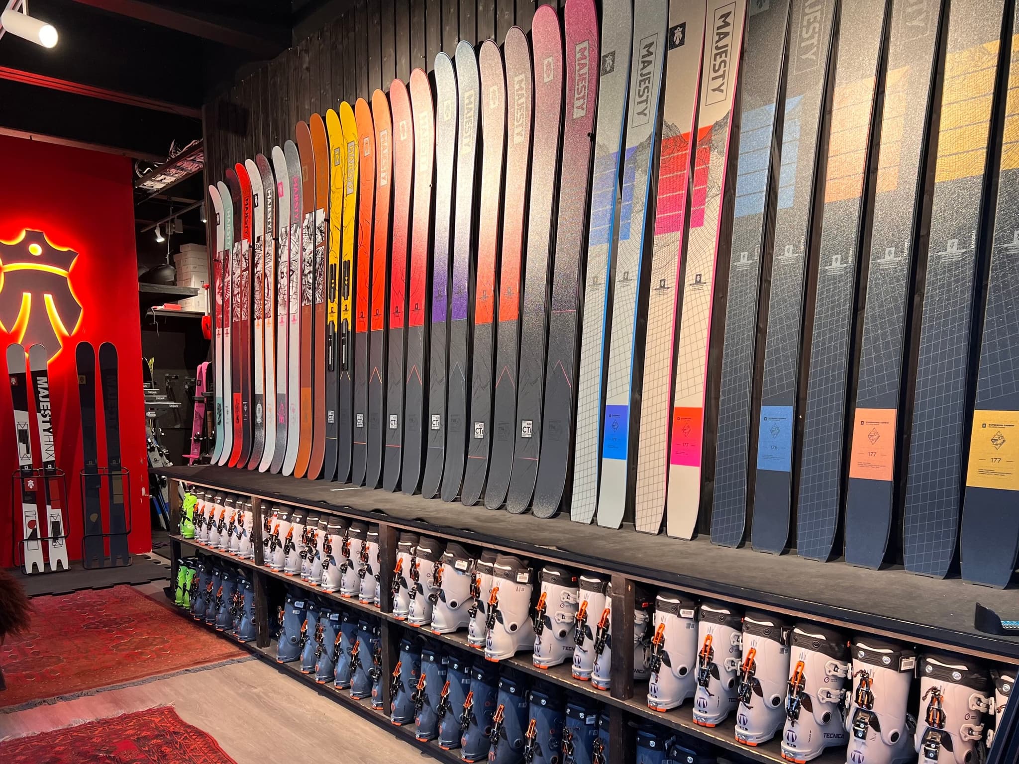 Majesty-butikken med veggen full av Majesty-ski og skistøvler